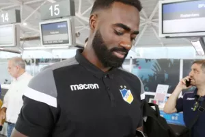 (ΦΩΤΟΣ) Η άφιξη της αποστολής του ΑΠΟΕΛ