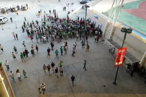 ΑΡΚΕΤΟΣ κόσμος εκδοτήρια μετά την έναρξη (Φώτος)