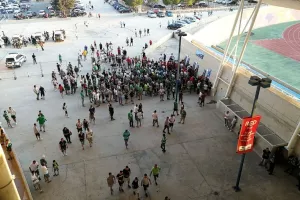 ΑΡΚΕΤΟΣ κόσμος εκδοτήρια μετά την έναρξη (Φώτος)
