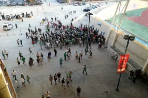 ΑΡΚΕΤΟΣ κόσμος εκδοτήρια μετά την έναρξη (Φώτος)