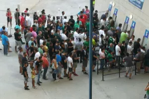 ΑΡΚΕΤΟΣ κόσμος εκδοτήρια μετά την έναρξη (Φώτος)