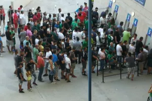 ΑΡΚΕΤΟΣ κόσμος εκδοτήρια μετά την έναρξη (Φώτος)