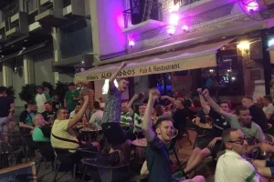ΟΠΑΔΟΙ Σάμροκ/ Από pub... σε πισίνες με μπύρες! (Φώτος)