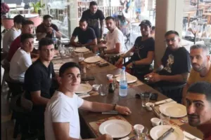 ΝΕΑ ΣΑΛΑΜΙΝΑ/ Γεύμα... όλοι μαζί! (Φώτος)
