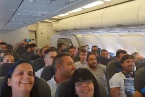 Πτήση για Αϊντχόφεν με... τραγούδι! (Βίντεο)