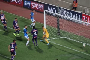 (ΦΩΤΟΣ) Το 2-1 με ωραία ενέργεια Αγκίρε και… αυτογκόλ