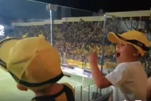 (ΒΙΝΤΕΟ) Οι μικροί δίνουν το σύνθημα στην κερκίδα!