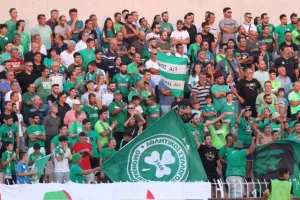 ΠΡΑΣΙΝΙΣΑΝ το γήπεδο και έδωσαν κίνητρο σε κάθε παίκτη