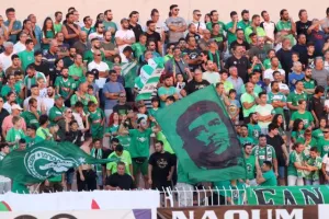 ΠΡΑΣΙΝΙΣΑΝ το γήπεδο και έδωσαν κίνητρο σε κάθε παίκτη