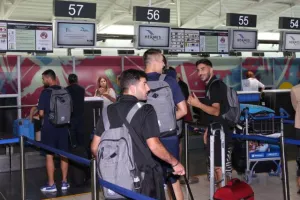 ΠΕΤΑΞΕ για Ολλανδία ο Απόλλωνας/ ΕΜΕΙΝΕ Κύπρο ο Καρ (Φώτος)