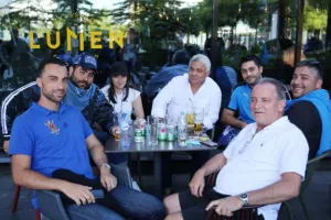 (ΦΩΤΟΣ) Στα ΜΠΛΕ η πλατεία στο Αϊντχόφεν!