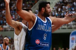 Μπουρούσης: "Μην ζαλίζουμε τον Αντετοκούνμπο"