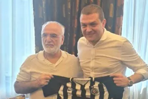 Το ιδιαίτερο δώρο της Παρτιζάν στον Ιβάν Σαββίδη (φώτο)