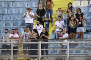 Ένας οπαδός;