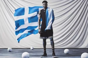To μπλε «Freak 1» είναι πανέμορφο και ταιριάζει με την φανέλα της Εθνικής (φώτο)