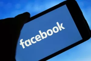 Το Facebook αλλάζει χρώμα