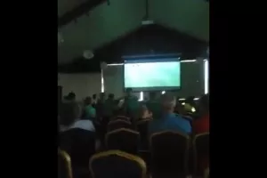 Έστησαν οθόνη και... είδαν τον αποκλεισμό (βίντεο)