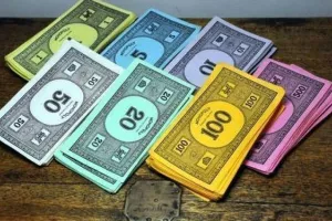 Πήγαν να πληρώσουν σε μπαρ με χρήματα από την Monopoly