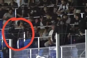 Σημάδευαν με όπλο τους φιλάθλους του ΠΑΟΚ! (βίντεο)