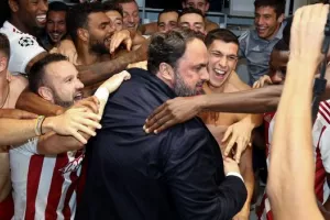 (BINTEO) Η αποθέωση στον Μαρινάκη μόλις είπε στους παίκτες για μπόνους