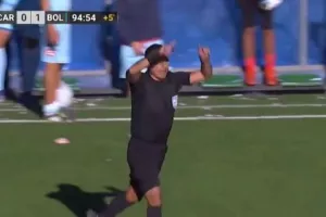 Έδειξε το VAR για πέναλτι ενώ δεν υπήρχε VAR!