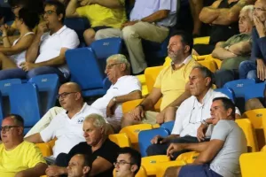 ΜΟΝΟ μία εισήγηση...