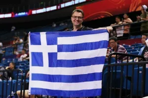 Δίπλα στην επίσημη αγαπημένη