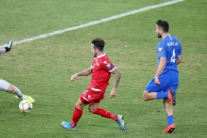 Ο Μανωλάς προσπάθησε να αποτρέψει το γκολ... φωνάζοντας στον αντίπαλο! (βίντεο)