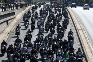 Οπαδοί του Παναθηναϊκού έξω από το σπίτι του Αλαφούζου