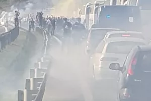 (ΒΙΝΤΕΟ/ΦΩΤΟΣ) Οπαδοί Ολυμπιακού και Ερ.Αστέρα κάνουν πάρτι μαζί στη μέση του δρόμου!