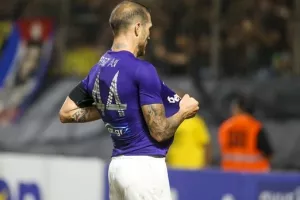 Συζήτηση με Βέλεθ γι' ανανέωση και σειρήνες επαναπατρισμού