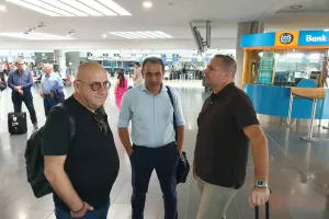Κουβεντούλα πριν την επιβίβαση 