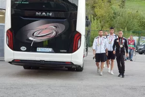 (ΦΩΤΟΣ) Η άφιξη της Εθνικής μας στο Stadio Olimpico di Serravalle