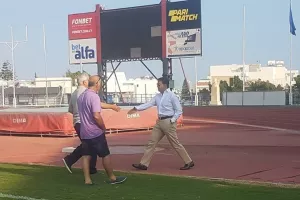 Χειραψίες και πηγαδάκι με Κίρζη