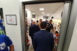 ΚΟΥΜΑΣ/ Στα αποδυτήρια και...τα εύσημα στους παίκτες