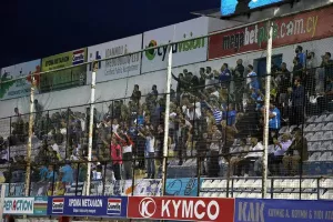 Ζητούν ΔΙΠΛΟ στο Παπαδόπουλος/"Ψυχή και λαρύγγια!"