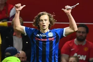 ΑΠΟΘΕΩΝΕΙ τον 16χρονο που σκόραρε κατά της UTD