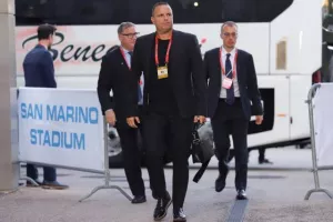(ΦΩΤΟΣ) Η άφιξη της Εθνικής μας στο Stadio Olimpico di Serravalle
