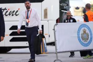 (ΦΩΤΟΣ) Η άφιξη της Εθνικής μας στο Stadio Olimpico di Serravalle