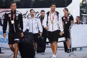 (ΦΩΤΟΣ) Η άφιξη της Εθνικής μας στο Stadio Olimpico di Serravalle