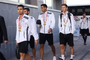 (ΦΩΤΟΣ) Η άφιξη της Εθνικής μας στο Stadio Olimpico di Serravalle