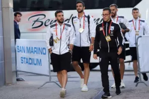 (ΦΩΤΟΣ) Η άφιξη της Εθνικής μας στο Stadio Olimpico di Serravalle