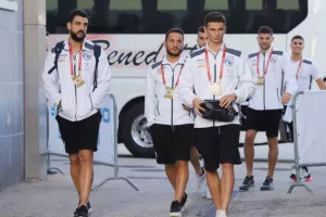 (ΦΩΤΟΣ) Η άφιξη της Εθνικής μας στο Stadio Olimpico di Serravalle