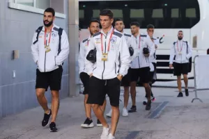 (ΦΩΤΟΣ) Η άφιξη της Εθνικής μας στο Stadio Olimpico di Serravalle