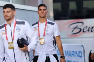 (ΦΩΤΟΣ) Η άφιξη της Εθνικής μας στο Stadio Olimpico di Serravalle