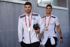 (ΦΩΤΟΣ) Η άφιξη της Εθνικής μας στο Stadio Olimpico di Serravalle