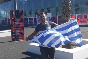 Ανορθωσιάτης με σημαία της Ελλάδας: «Για την Εθνική θα έκανα όσα χιλιόμετρα χρειαζόντουσαν"