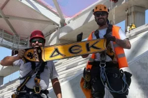 Δουλειά από ψηλά με κασκόλ ΑΕΚ