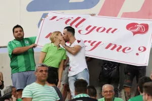 Είπε το «ΝΑΙ» μπροστά στον πράσινο Λαό 