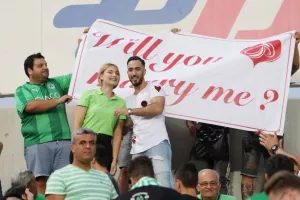 Είπε το «ΝΑΙ» μπροστά στον πράσινο Λαό 